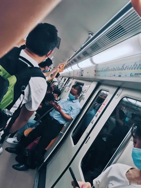 孩子成年了，不该管他的人生大事。成年意味着他们有独立民事能力，能为自己负责。父母