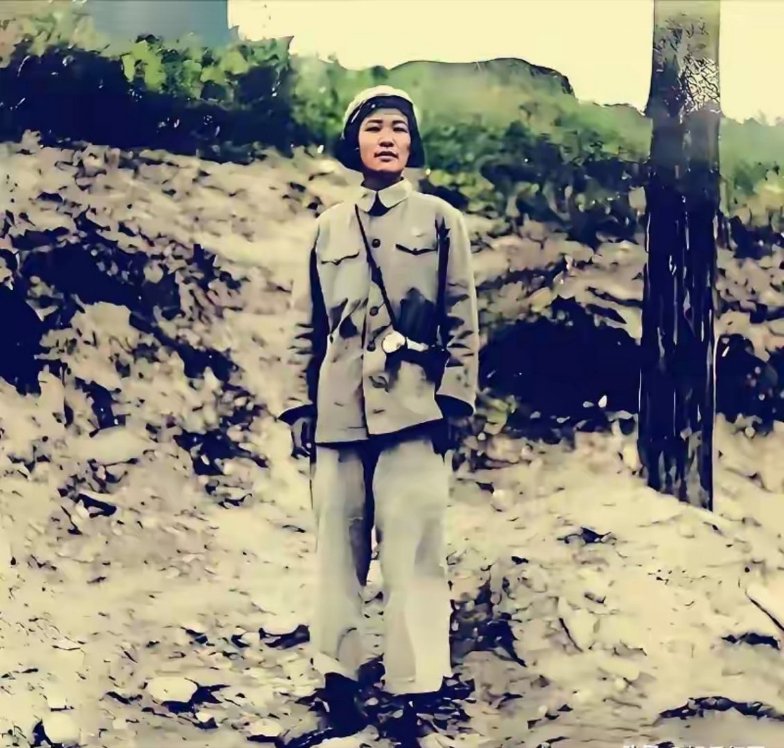 在抗美援朝的战场上，戴安澜将军的女儿戴藩篱留下了一张珍贵留影！ 