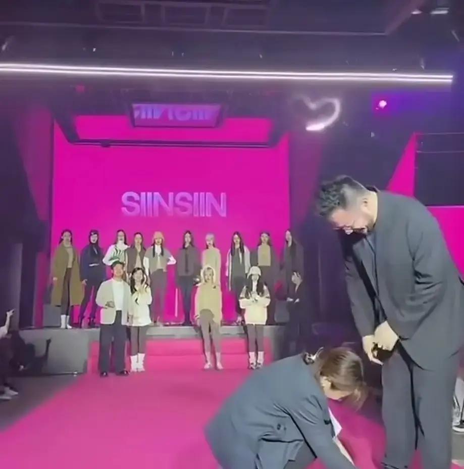 62岁的宋丹丹，当众给儿媳弯腰系鞋带。
旁边儿子巴图就那么笑着看，眼神里全是踏实