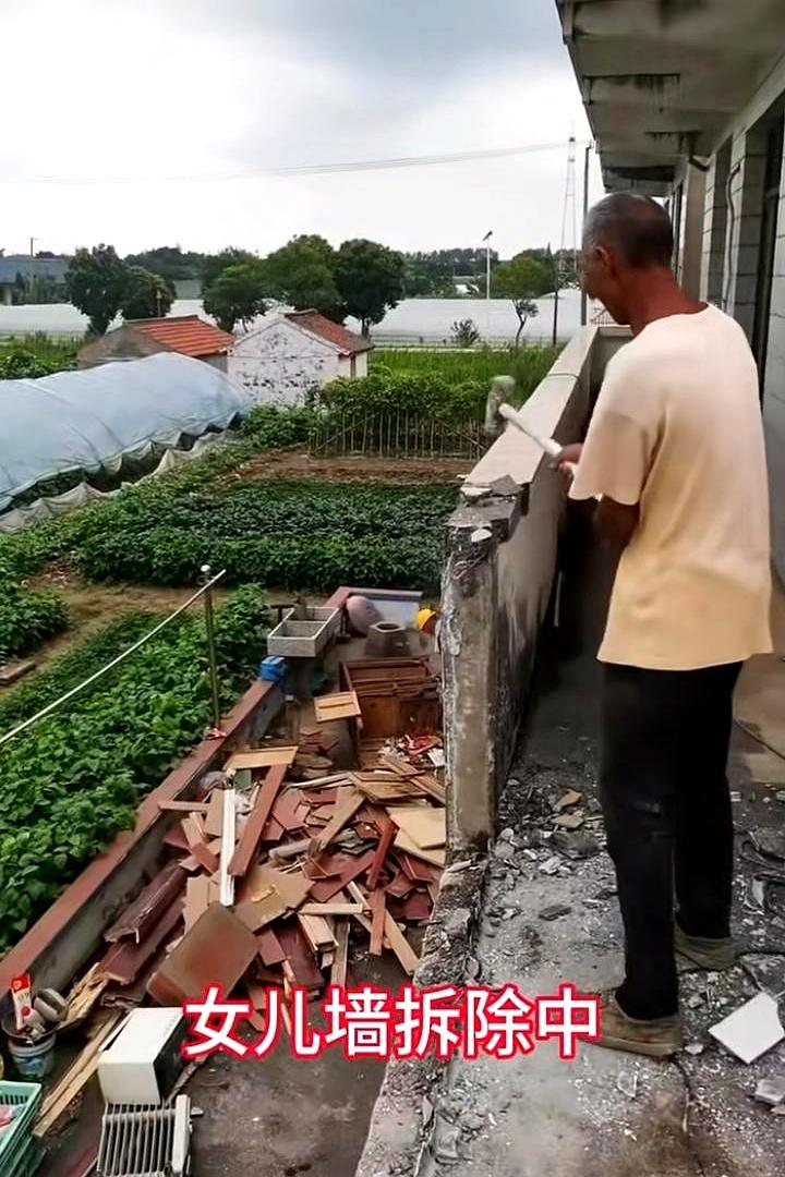 一圈矮墙，怎么成了命门？
长宁县那起升学宴事故后，女儿墙被摆上舆论台。

当地不