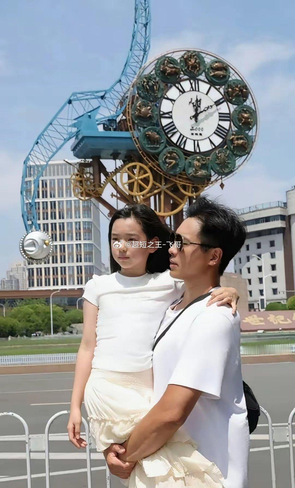 小酒窝晒了和爸爸的合照，果然亲爸就是不一样！在她心里，爸爸永远是最特别的那个。虽