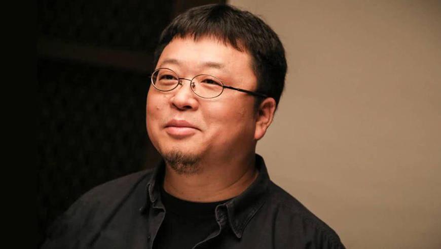 老罗一上台，底下就躁动。甭管你是搞芯片的还是做AI的，都等着看这位“科技界相声演