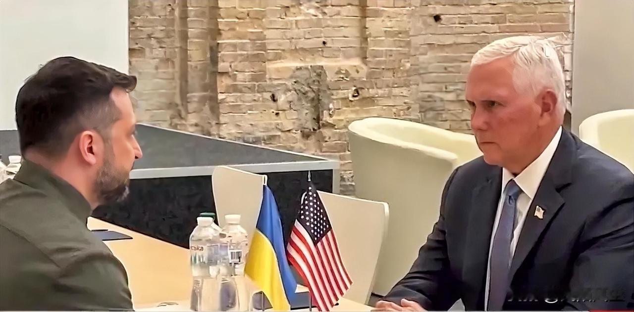 美国前副总统迈克·彭斯在乌克兰基辅接受CNN采访，正值该国纪念冷战结束与独立35