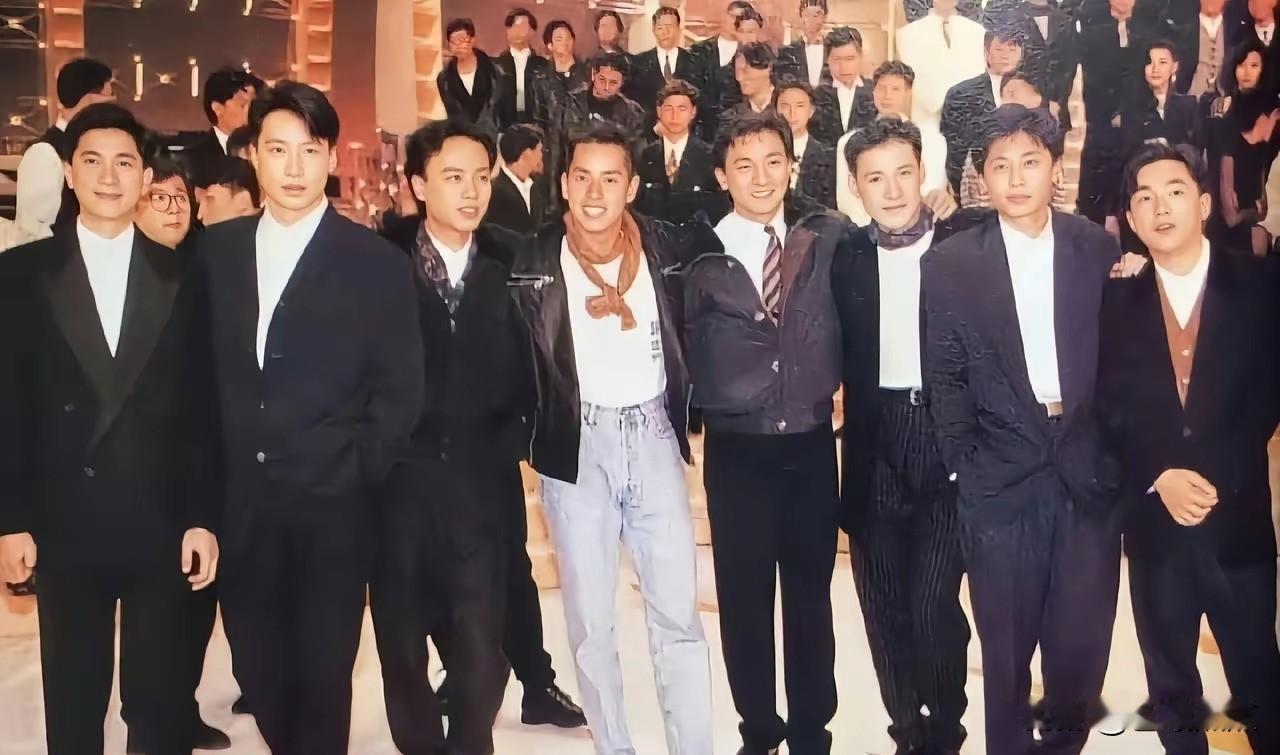 这张照片含金量太高了！
他们八位可都是八、九十年代香港歌坛的天王巨星，他们演唱的
