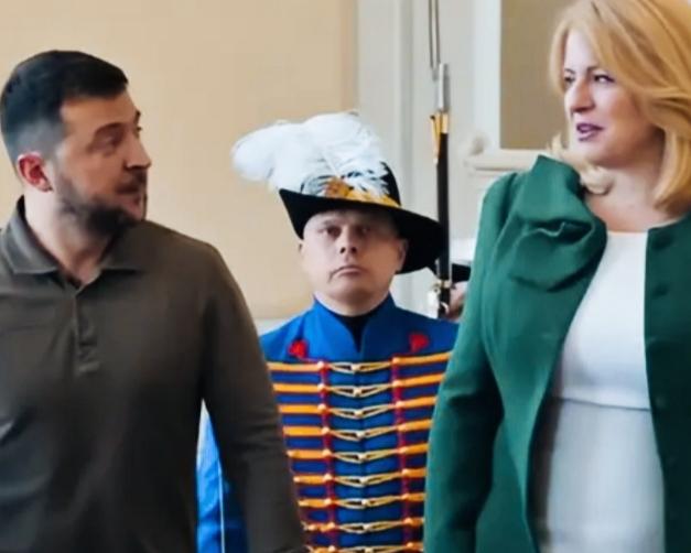 斯洛伐克前总统苏珊娜看泽连斯基的眼神是什么意思呢？
苏珊娜这眼神是不是很犀利啊？