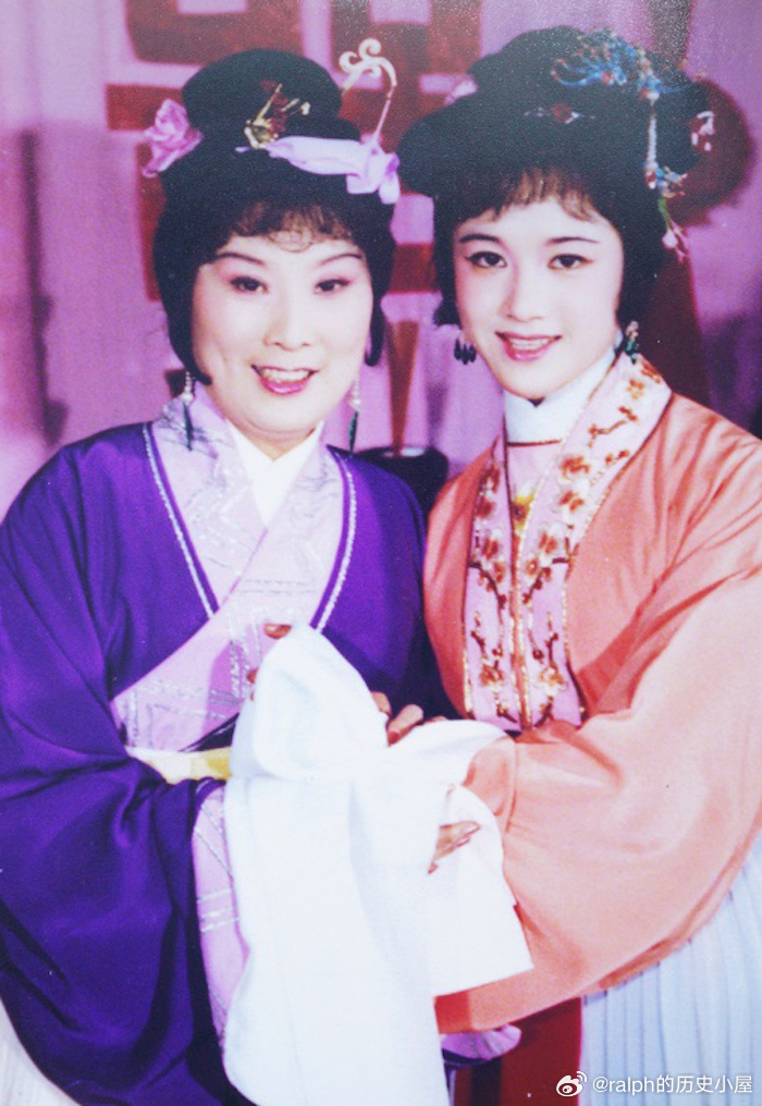 1980年代，由上海电视台拍摄越剧电视剧《孔雀东南飞》，傅全香饰刘兰芝，女儿刘丹