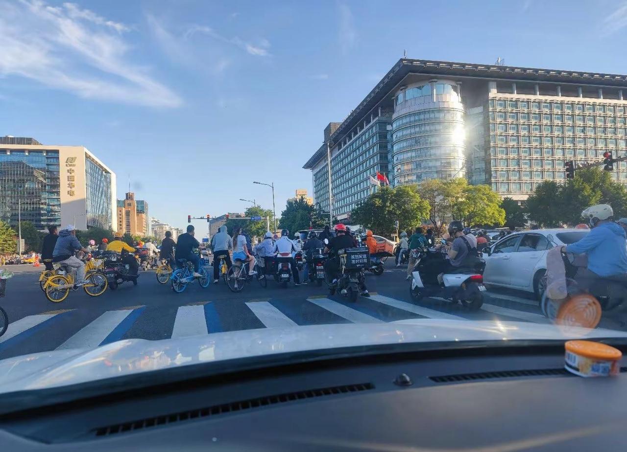 这就是道路交通法，礼让行人的后果斑马线以外等红灯，肆无忌惮没人管，交通法用让字，
