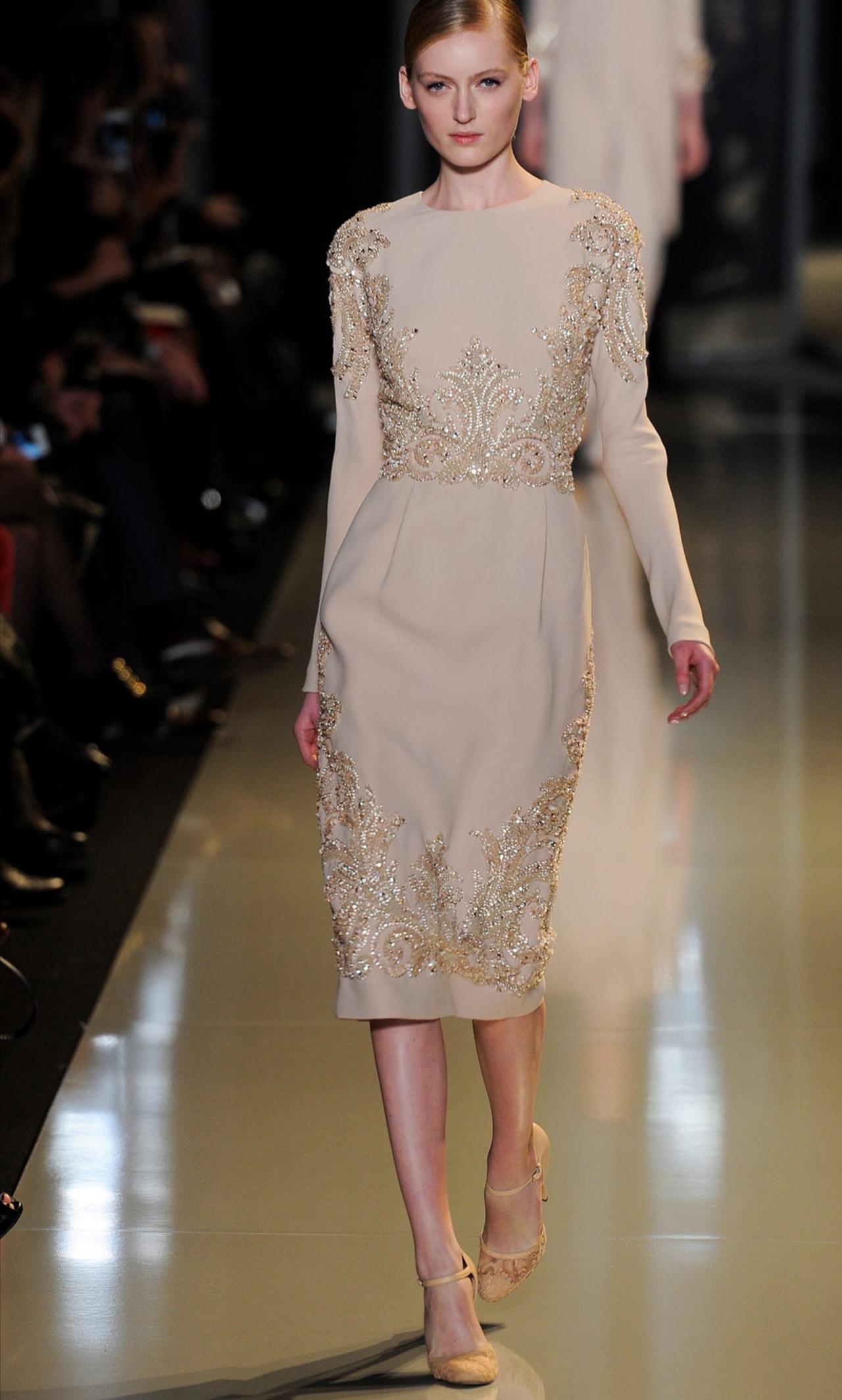 Elie Saab 2013春夏高定系列的色彩像晨昏时分的天光流转，自有一套温柔