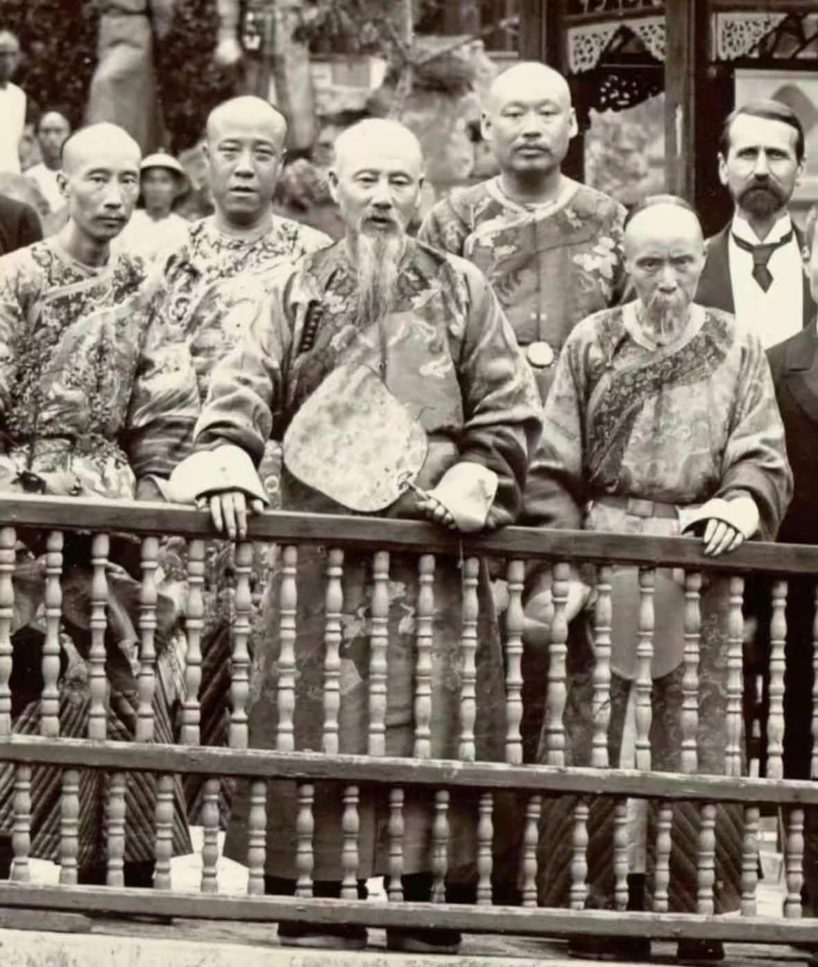 1903年，光绪皇帝载湉32岁生日当天，南京两江总督署，两江总督魏光焘(持扇者)