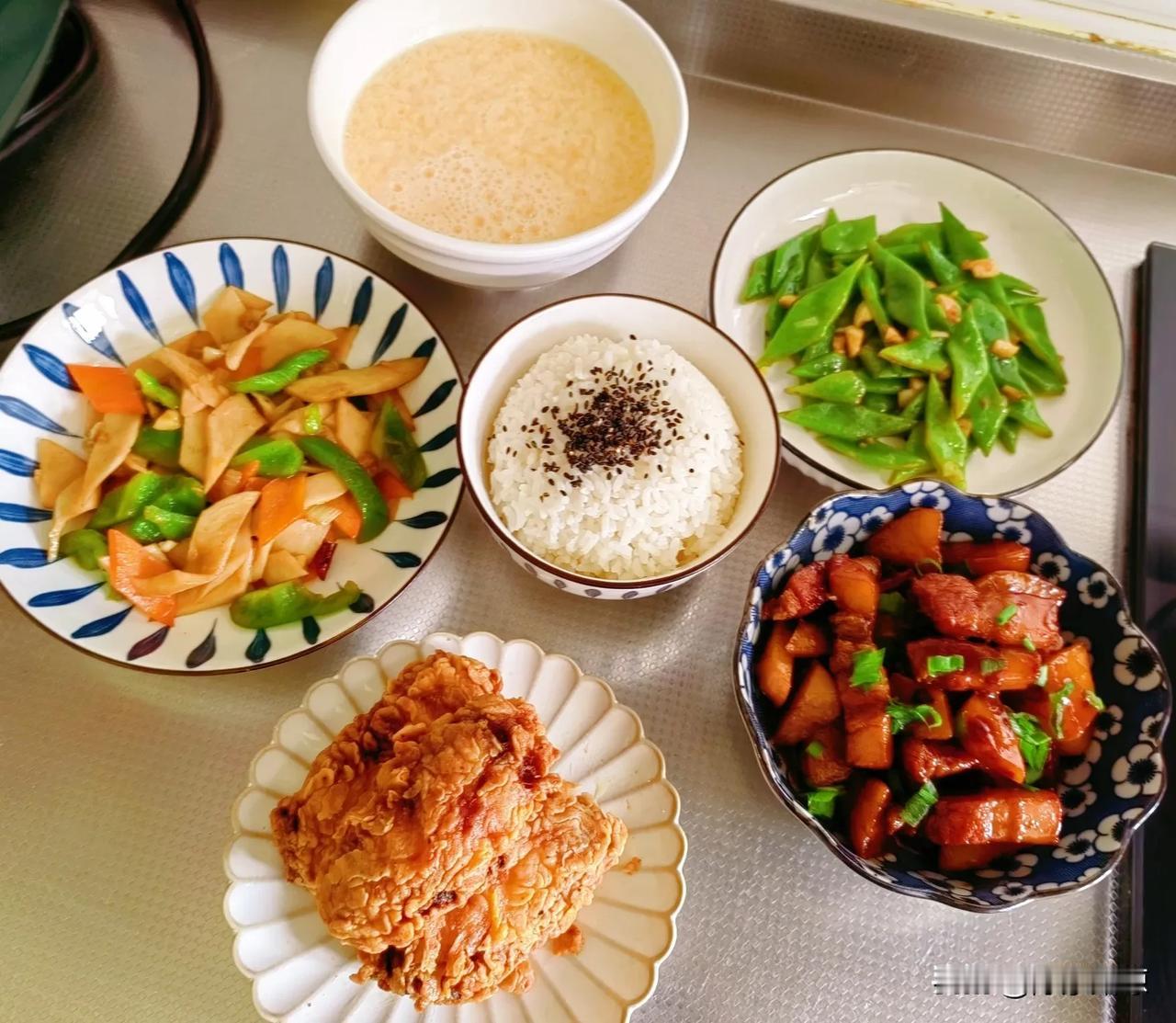 高二娃的午餐
红烧肉炖土豆
青椒炒杏鲍菇
蒜片炒扁豆
烤鸡翅
蛋花汤
第一次做红