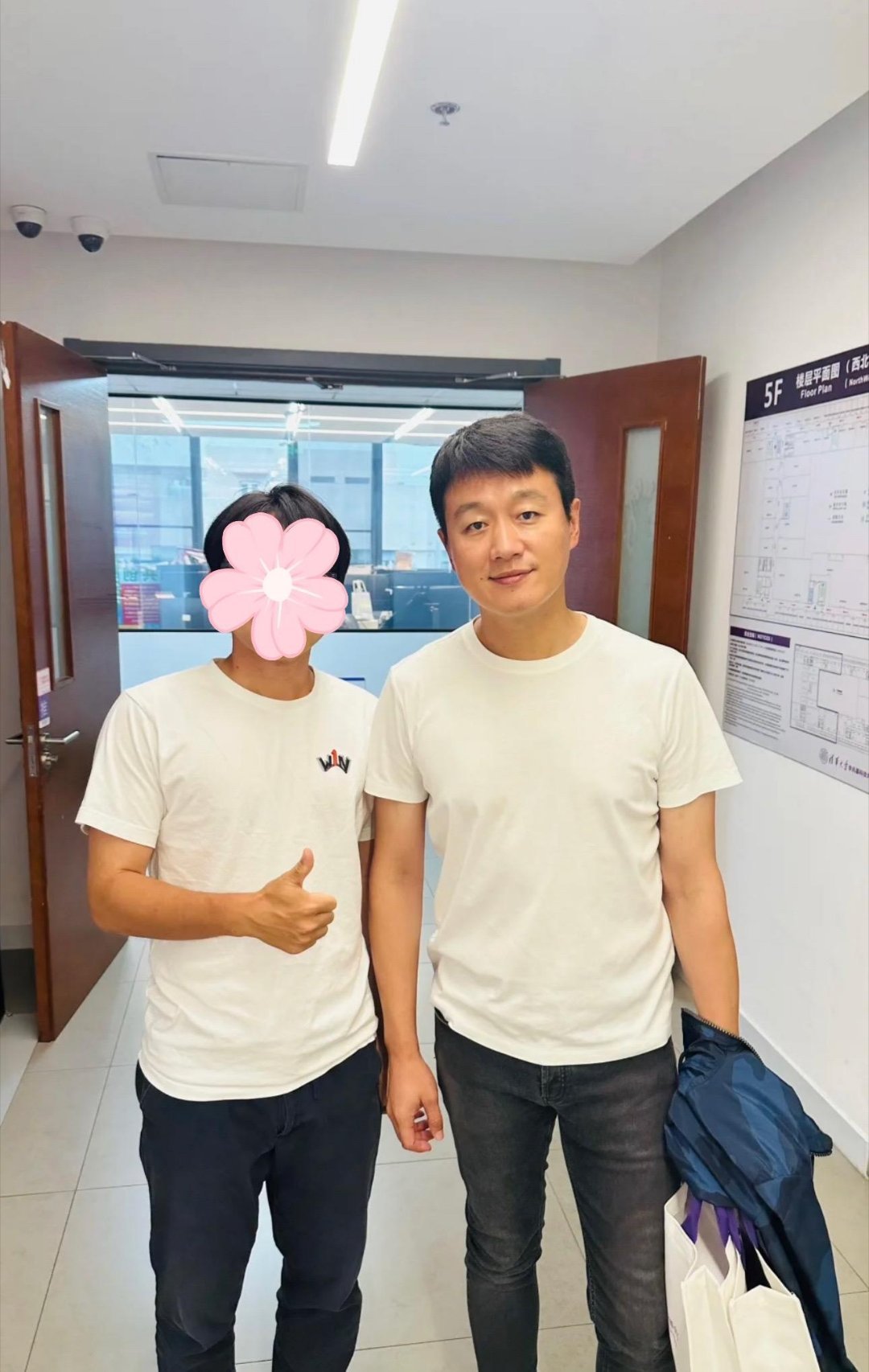 网友在清华偶遇佟大为带娃参观，不仅不老私下也是好老公！！ ​​​