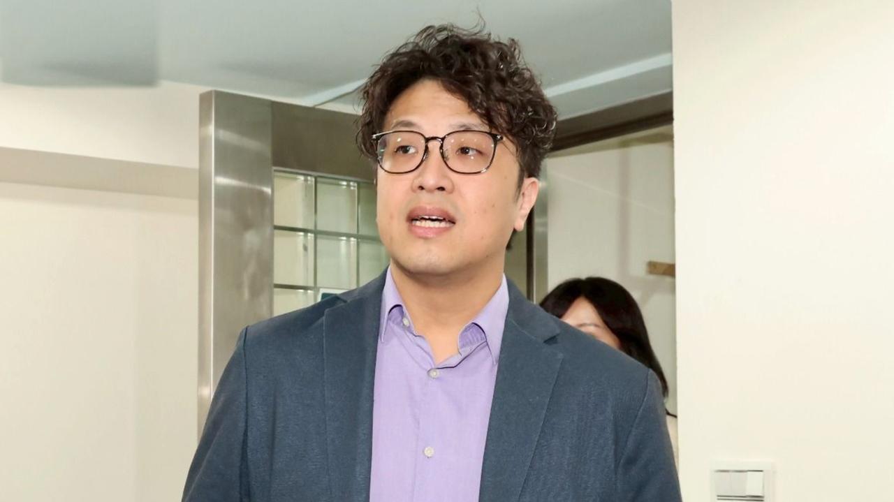 台北市长最新民调出炉！蒋万安狂胜28%，沈伯洋自嘲“笨鸟慢飞”能逆袭吗？

根据