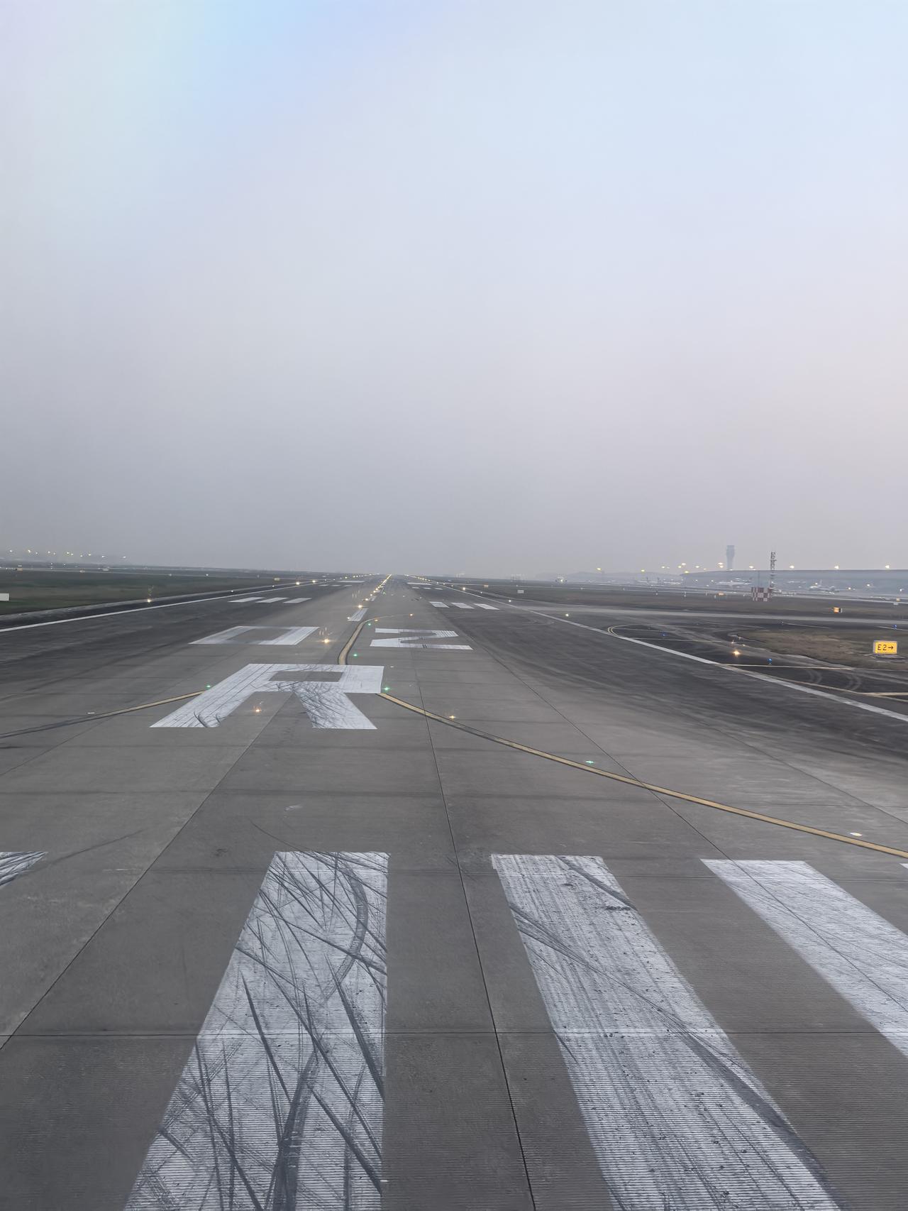 偌大的机场，这是刚降落，还是准备起飞？