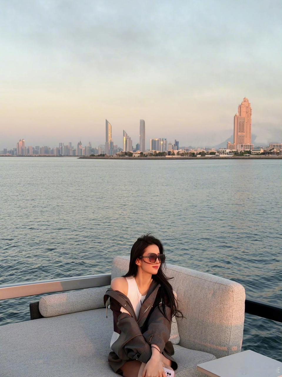 娱乐刘亦菲游轮日落照刘亦菲日落自拍 刘亦菲就这样美我一跳一跳又一跳 