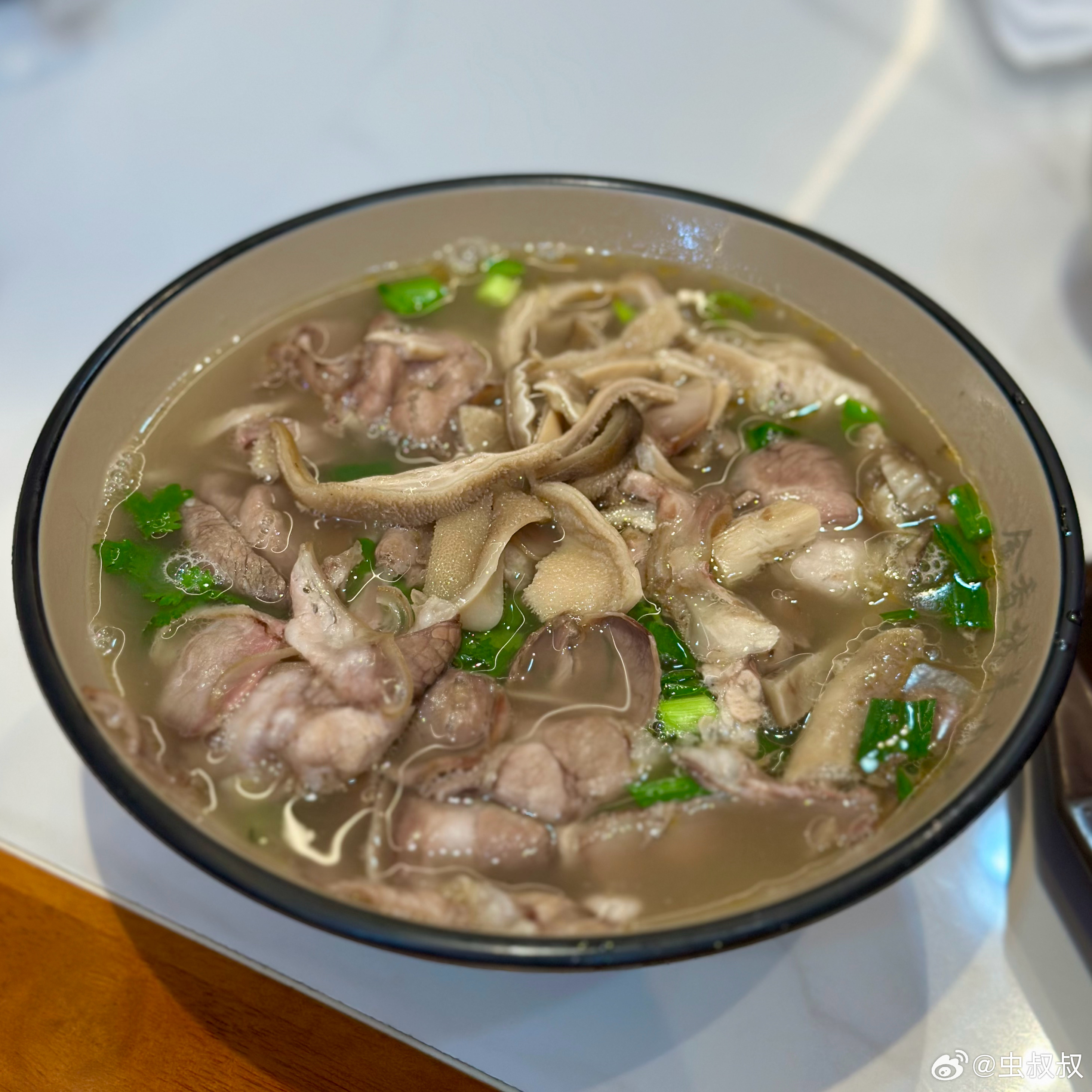 回贵阳了，午饭吃碗羊肉粉。看菜单，这家有羊肉粉也有牛肉粉，那就不是走特色店的路子