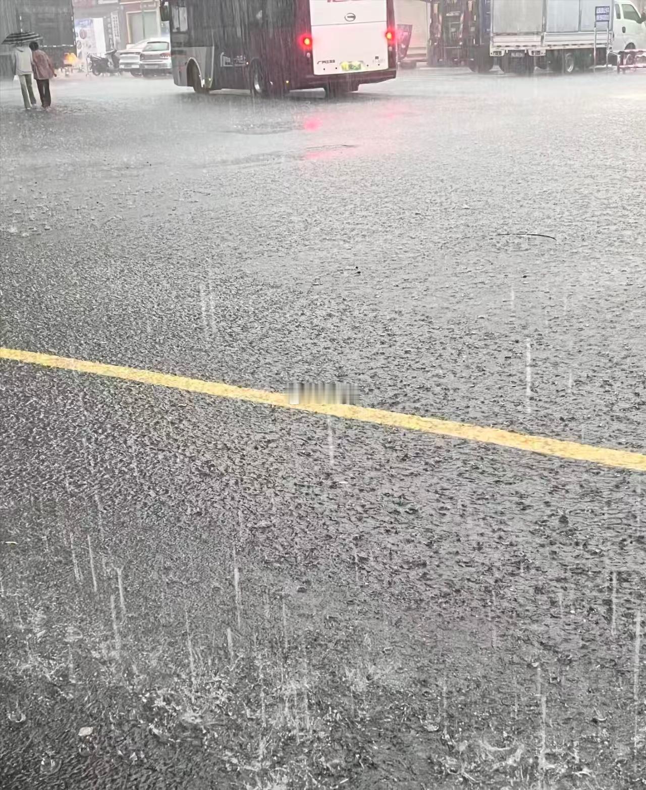 广东开启雨雨雨水水水模式 热天遇雨，广东漂流正火热！在河道中飞驰，被清凉包裹，体