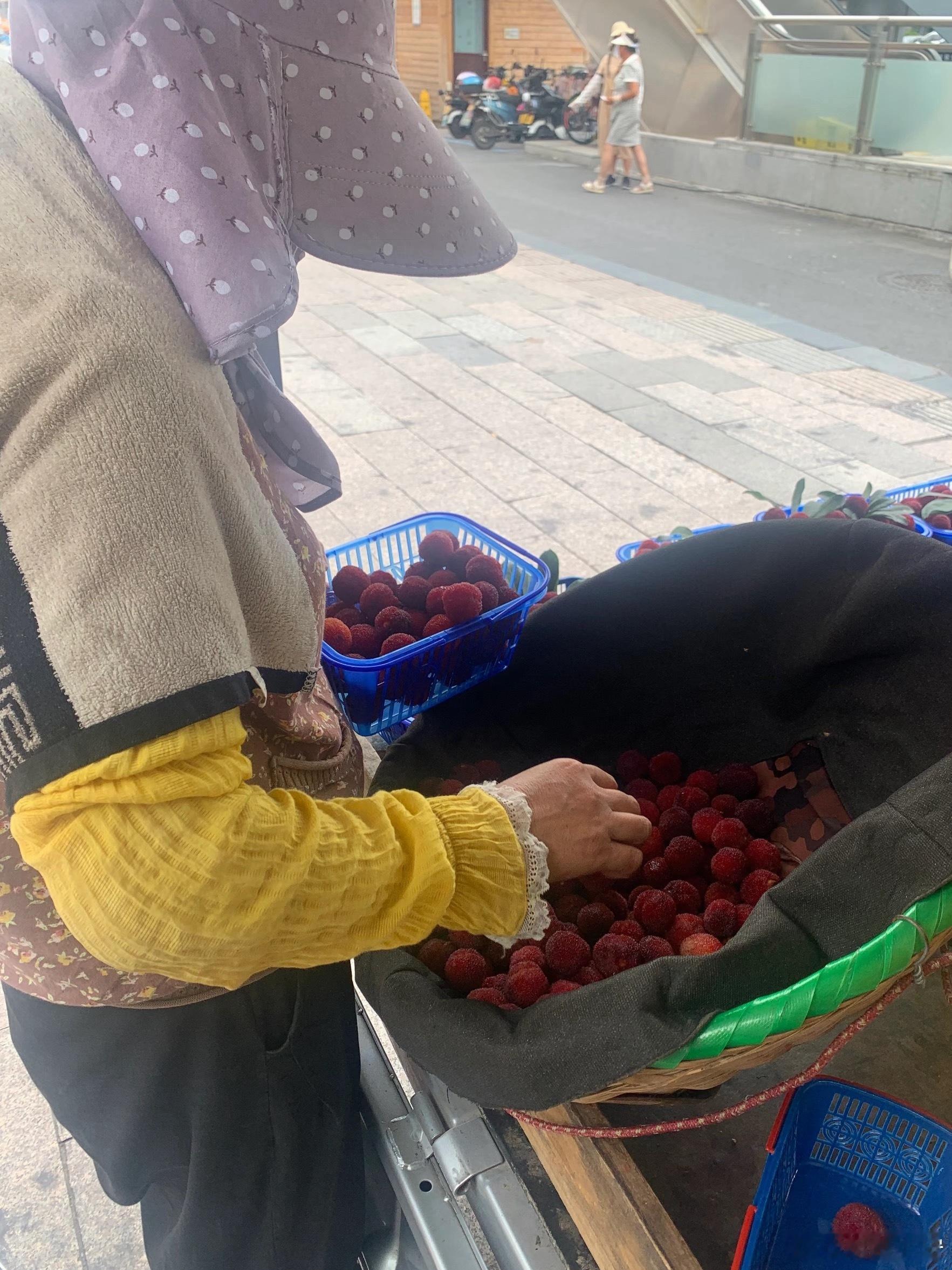 多家杨梅收购点滥用添加剂泡药杨梅对人体有什么危害这一次的杨梅事件，受伤害最深的是