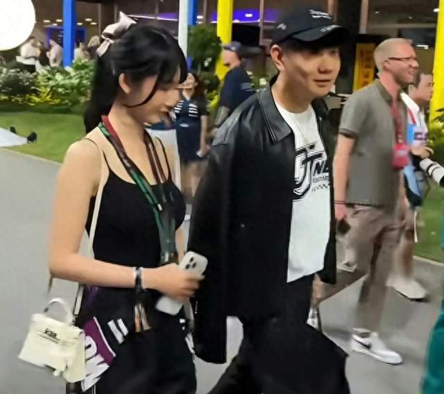 林俊杰轻声对七七说“不要害羞”，一句安抚比官宣更甜