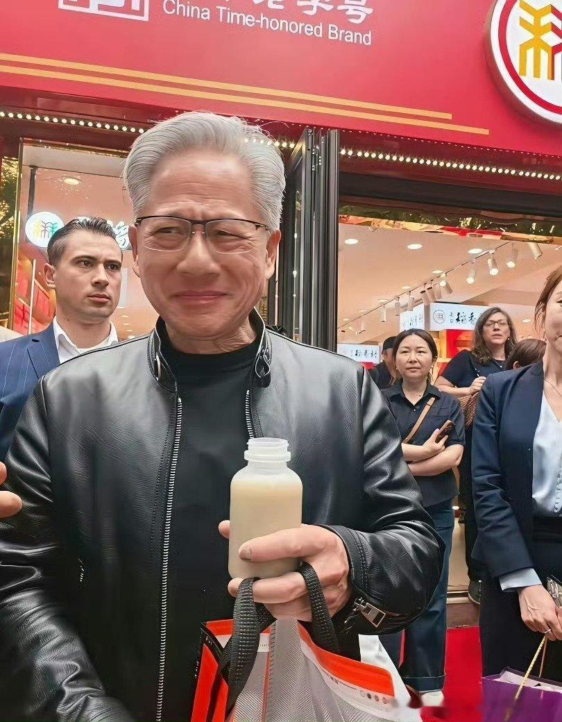 美国记者喝北京豆汁的表情黄仁勋喝了一杯7块钱的蜜雪冰城，蜜雪CEO直接表示：高端