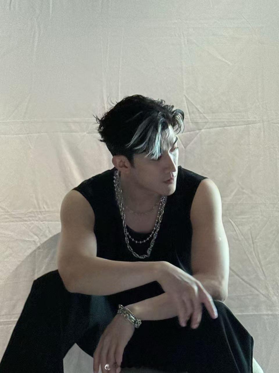 李治廷银发挑染七分熟男三分野今天又看到了不一样的李治廷，银发挑染的七分熟魅力真的