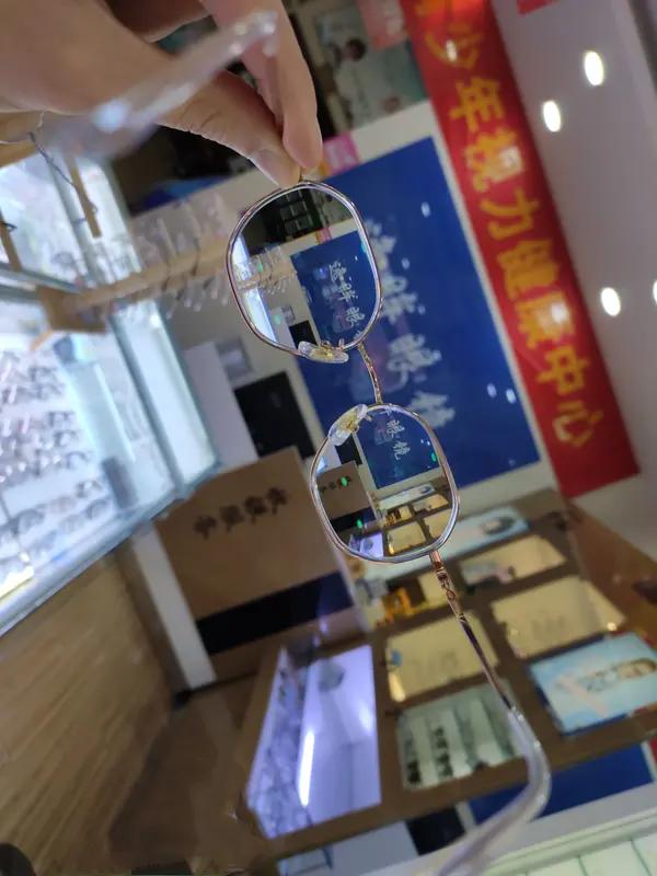 近视不矫正危害可太多了。我有个朋友，近视了不爱戴眼镜，结果视力持续下降。因为视物