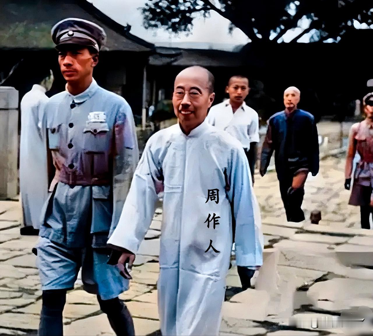 一九四九年，南京老虎桥监狱，被提前释放的周作人，时年六十四岁，身着长衫，心情愉悦