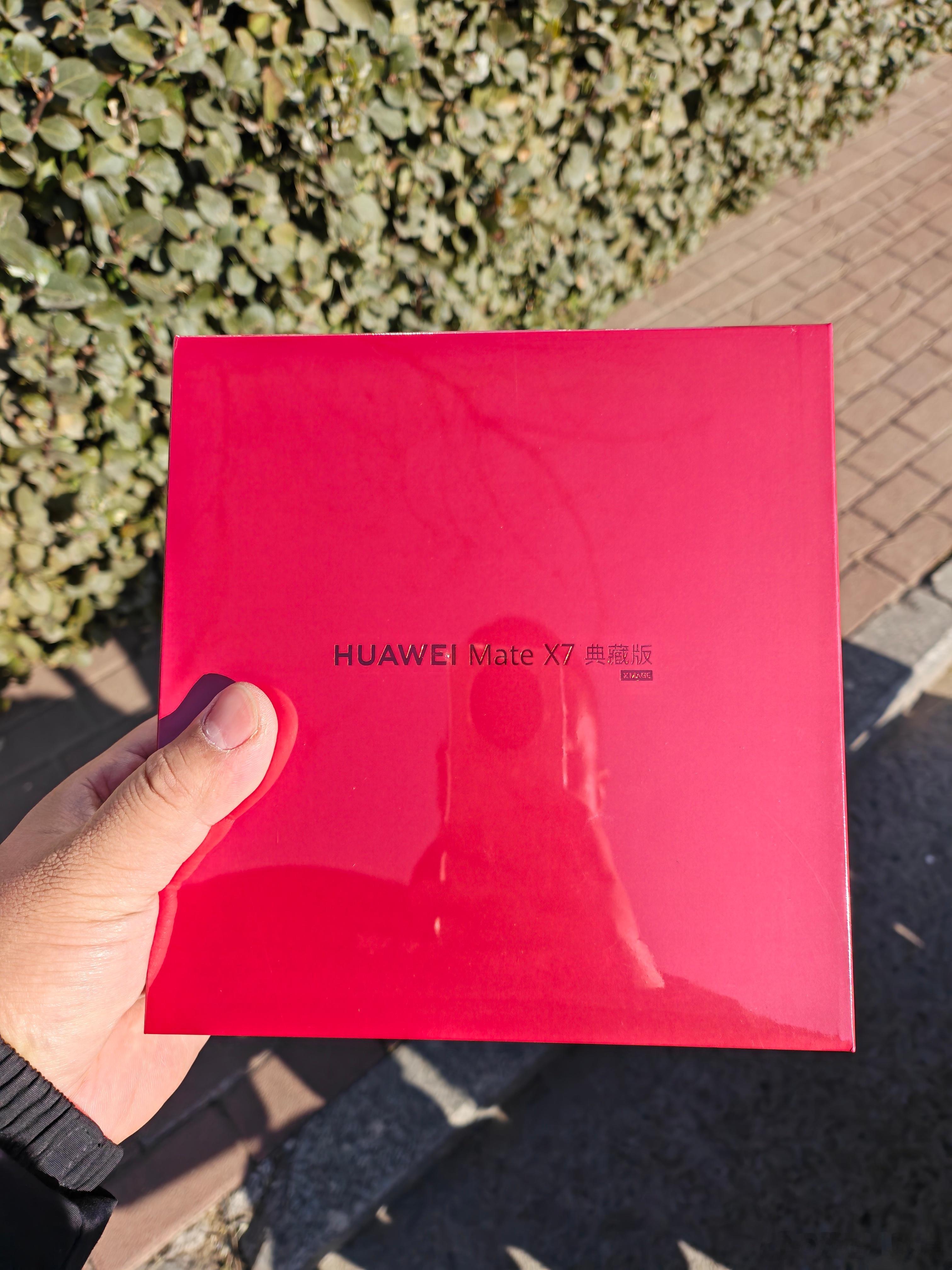 华为Mate X7典藏版这个红色包装盒真是太喜庆了！ 