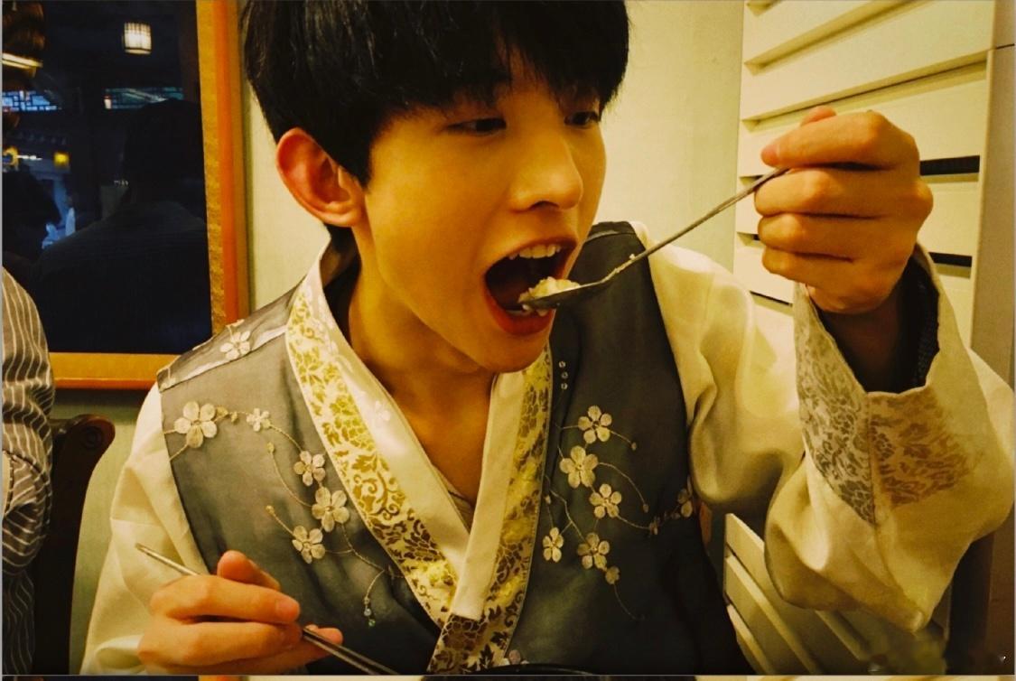 谁还不知道常华森这个纯天然大帅哥我真的会伤心😭 毕业于杭州电子科技大学计算机系