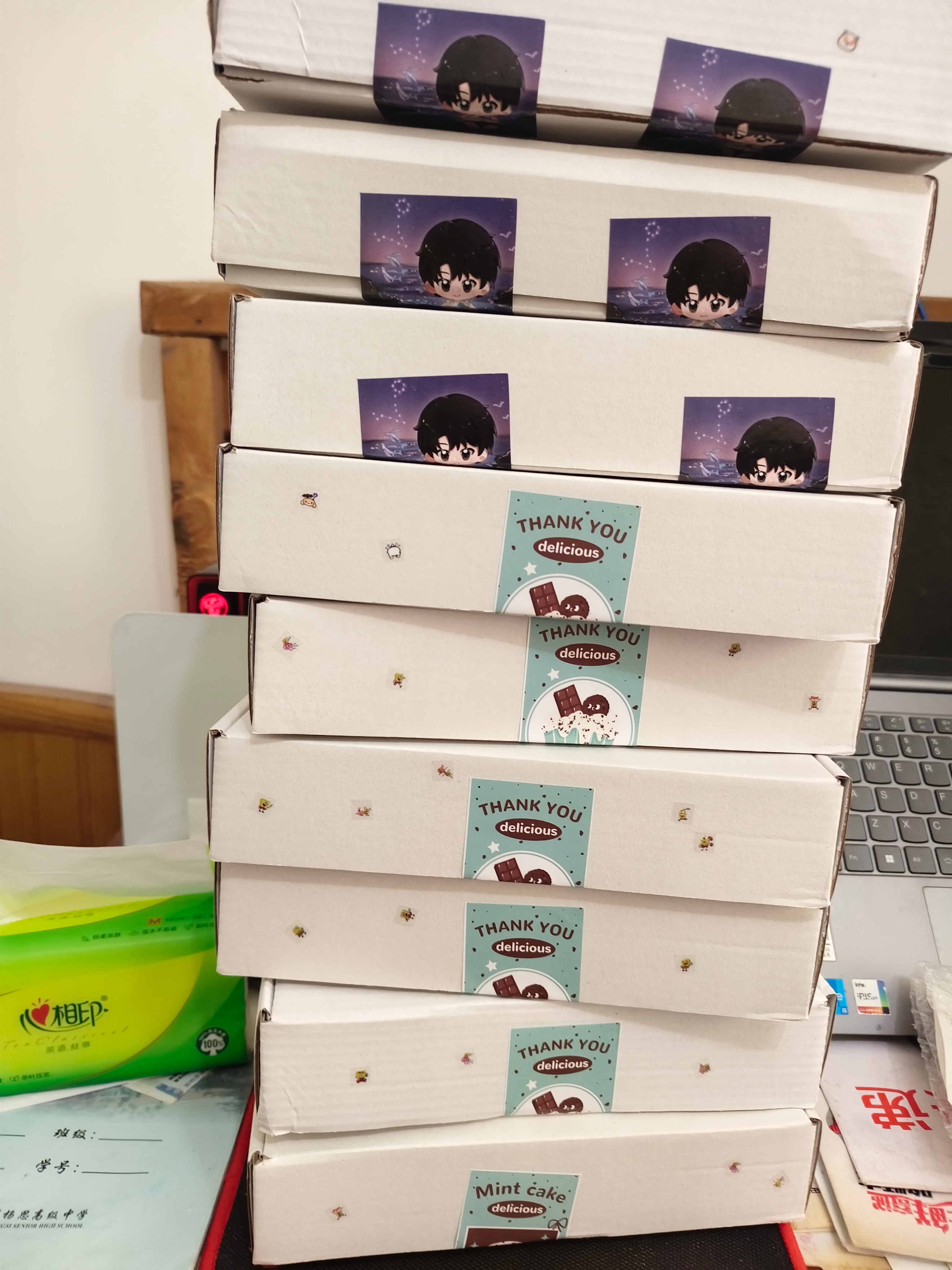 用了四个小时，终于给朋友们把要送的礼物打包好了！我买了网上劣质封口贴，撕半天都撕