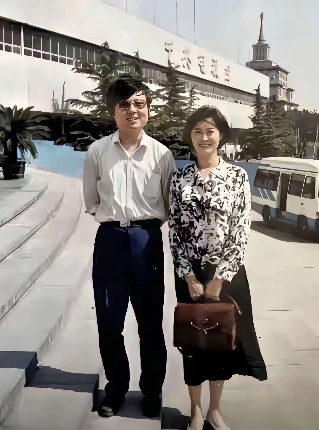 这位美女你们认识吗？
她的身材很苗条，她的才华横溢，就算是倪萍、李修平来了都是甘