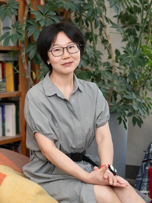 李娟砸了480万稿费睡个好觉，她说自己抠门，我却看到了一个无比善良的人。
今天看