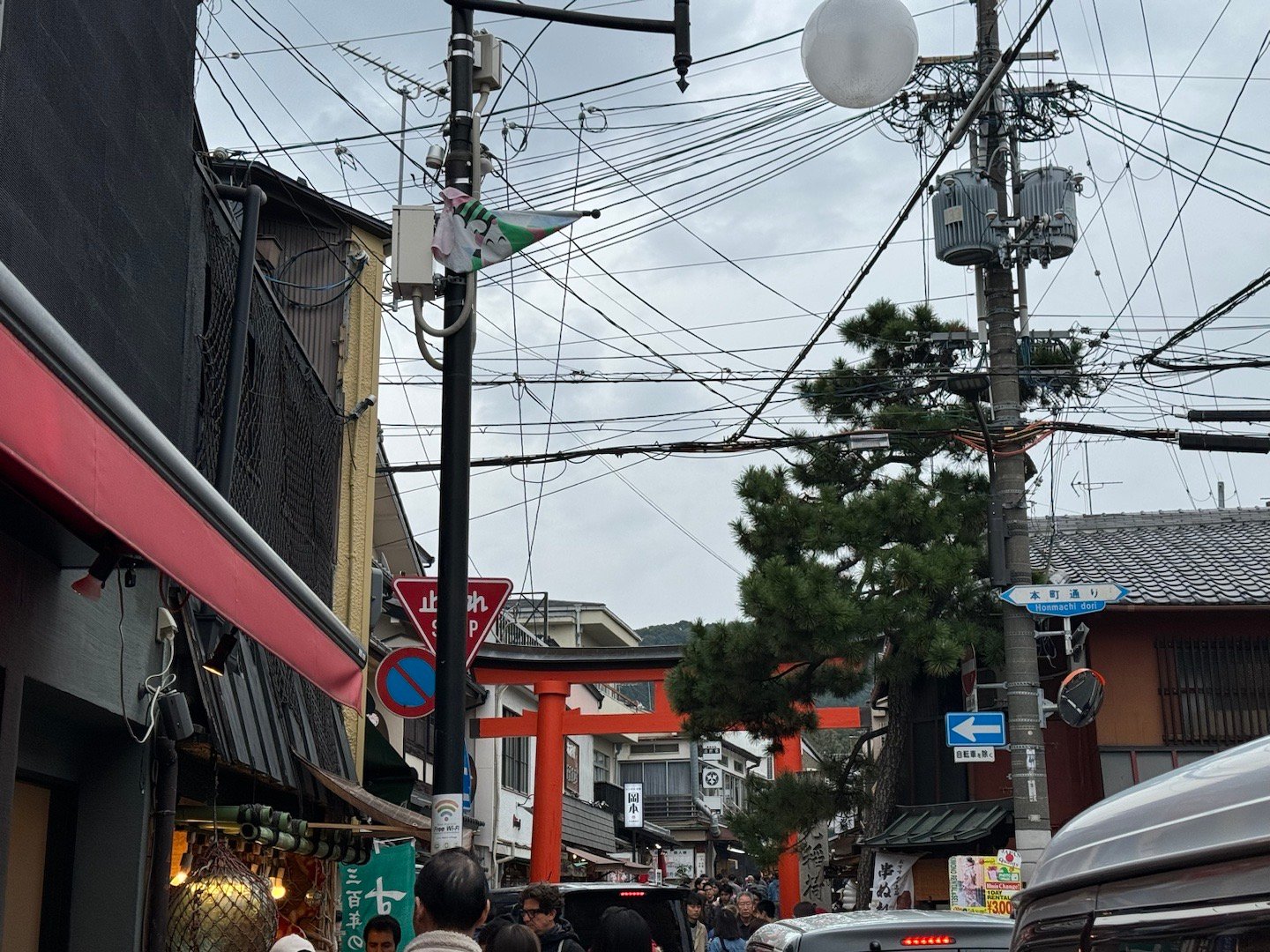 伏见稻荷大社，今天不是在下雨就是要下雨千本鸟居还是新奇的在京都和奈良网卡得很 ​