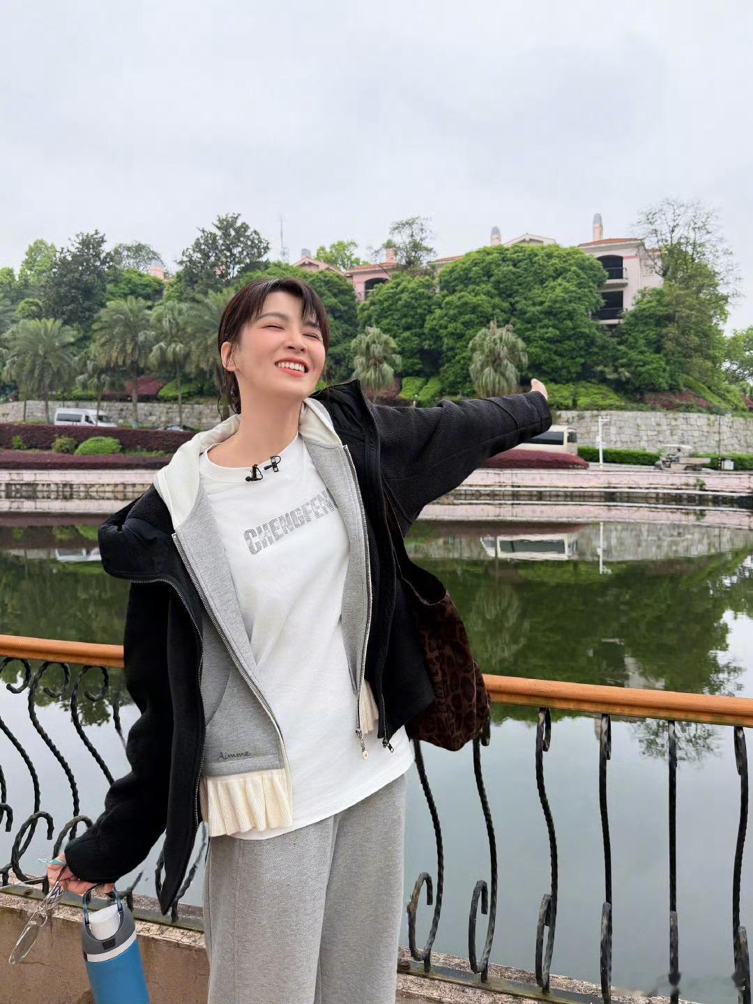 跟着曾沛慈的声音感受长沙烟火气曾沛慈在长沙的旅程满是烟火气，一首《一个人想着一个