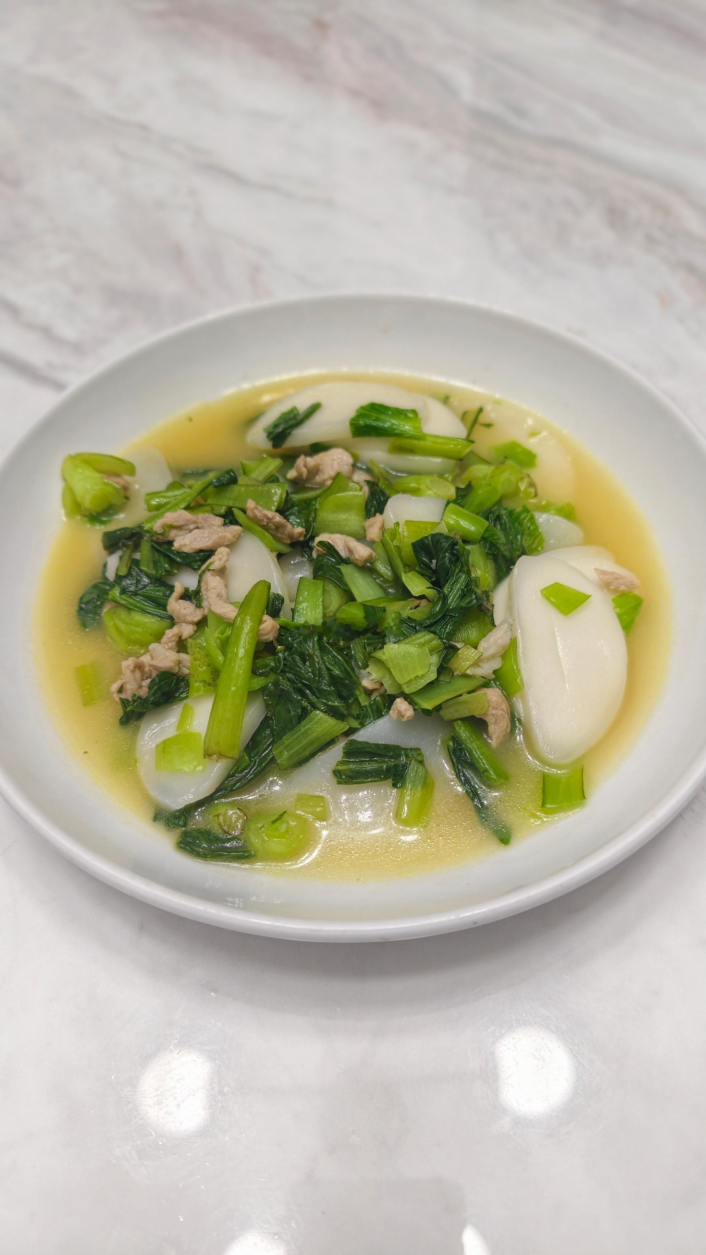 笑容的美食 不加滤镜的一盘青菜肉丝汤年糕～ 