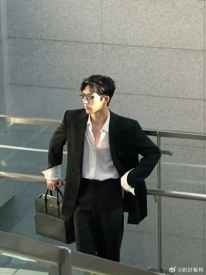 井柏然回应Luke穿搭火了在流量热度面前，井柏然没有只享受穿搭爆火带来的关注度，