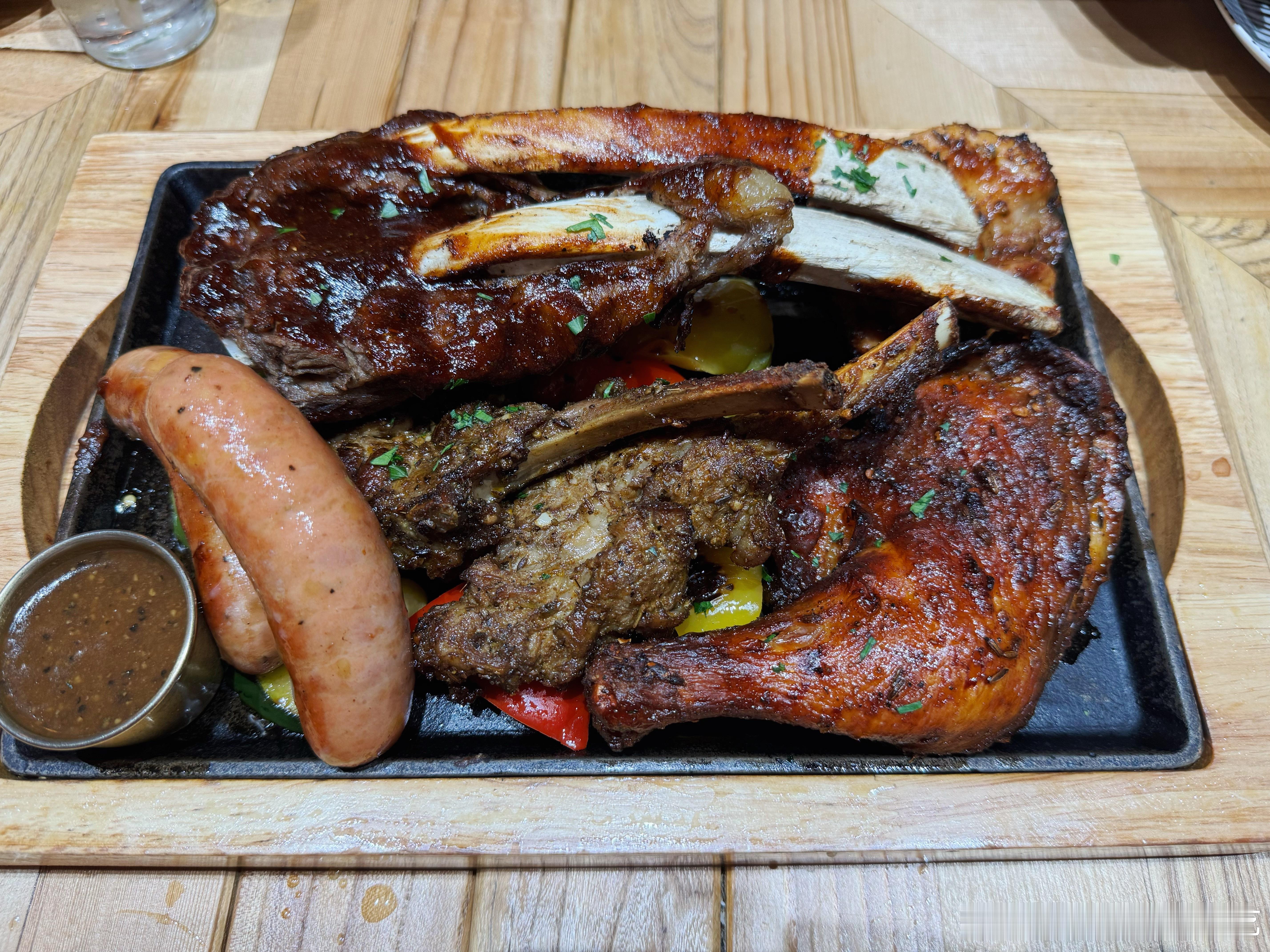 吃烤肉.点了无肉不欢拼盘，里面有烤羊排，牛肋排，芝士烤肠，大鸡腿，美滋滋.#城市