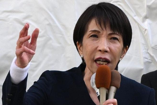 高市早苗是一个怎样的人她不仅是一个在国际外交场合出尽了丑闻的女人，更是日本的一个