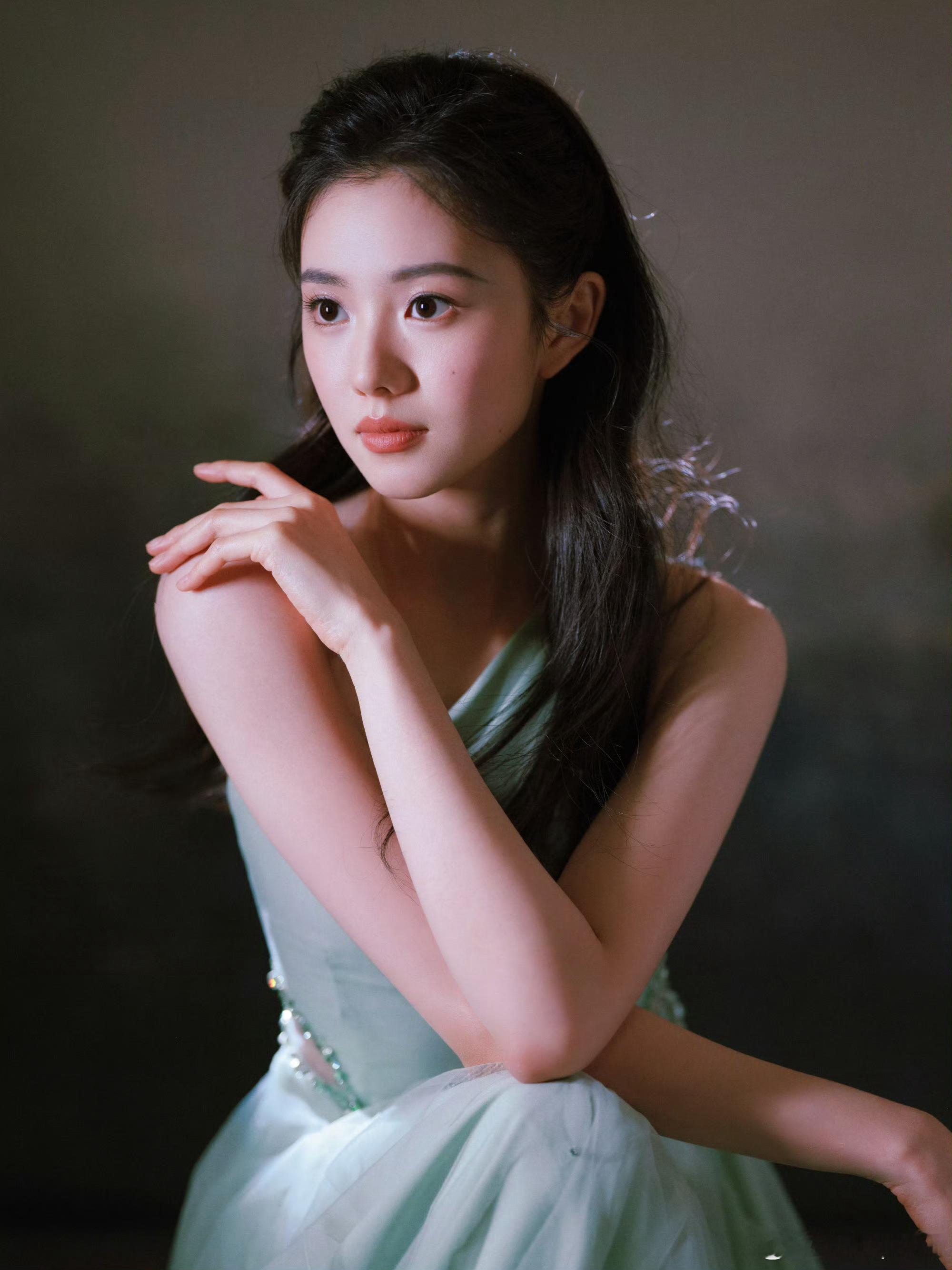 刘浩存去了张杰演唱会原来刘浩存也去了张杰演唱会啊！而且只是一个人默默的听歌，没去