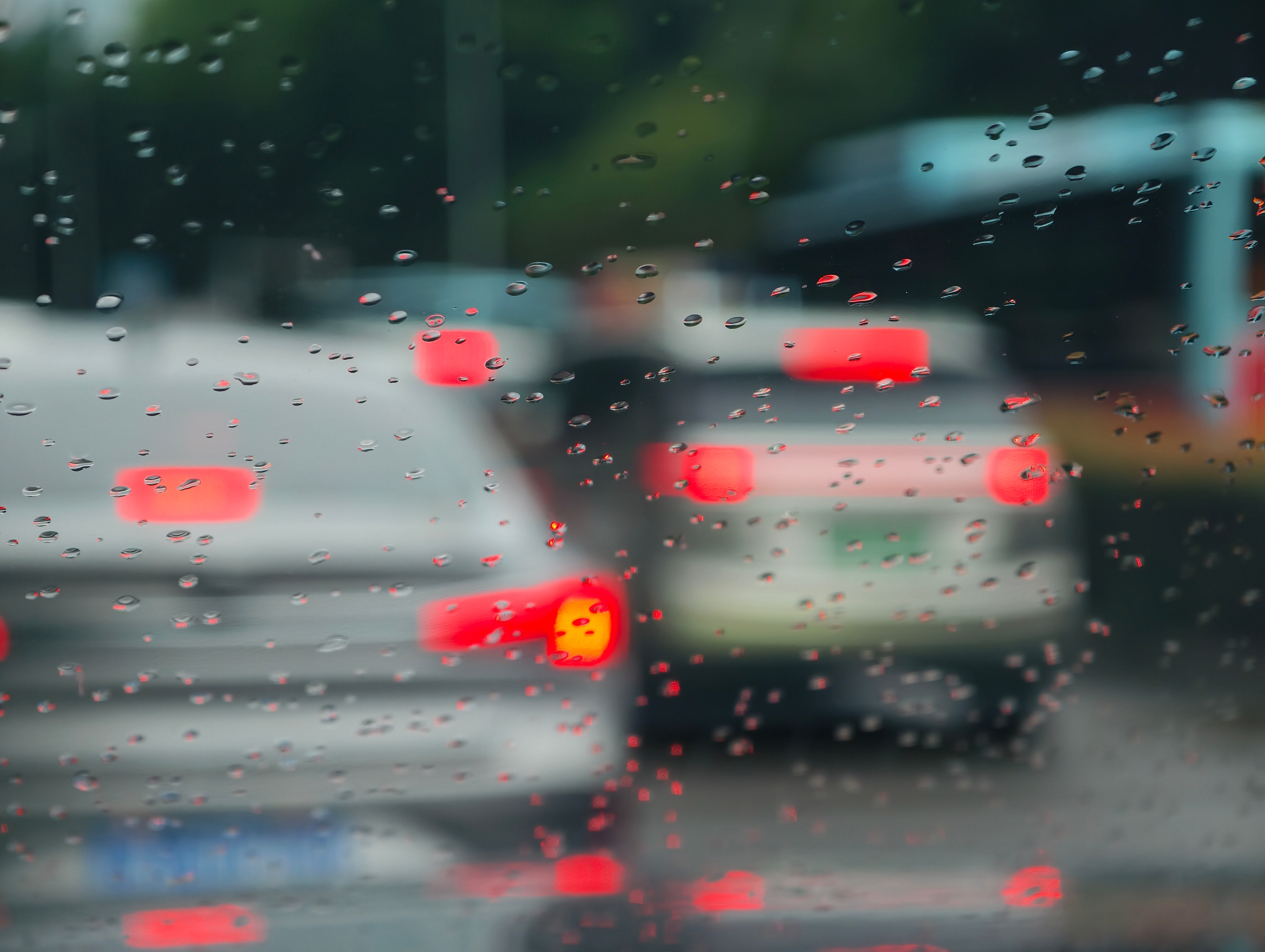 上午保养才洗了车，下班回家就下雨。所以我一年也懒得洗一次车是对。