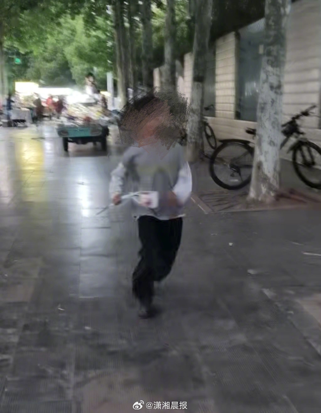 【8岁#男孩攒钱买鲜花滑跪送母亲礼物#，母亲打算回赠一次“免打金牌”】“孩子把手