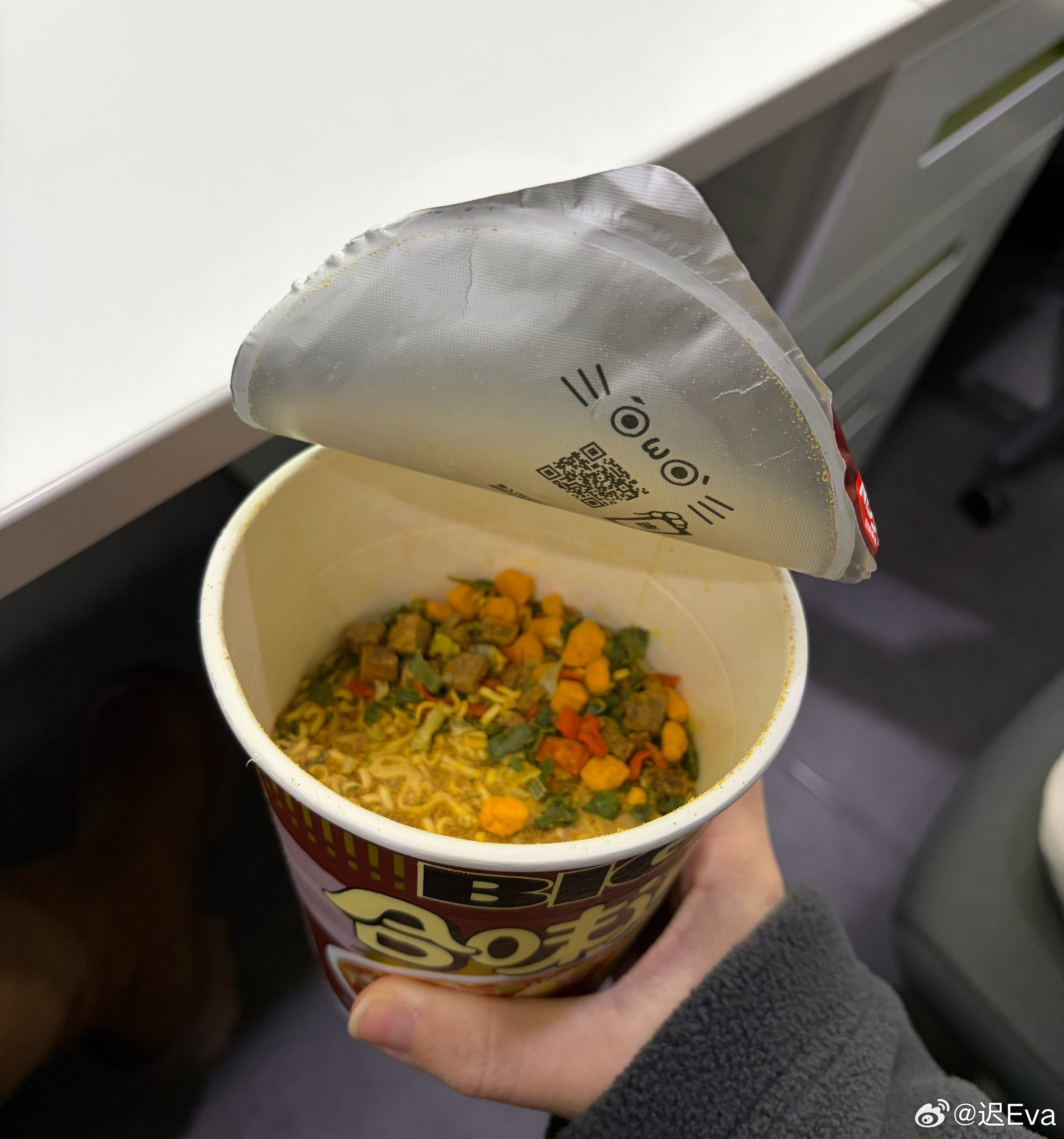 我是真的很爱吃你合味道的，但是你不能这样坑我，在办公室打开一盒泡面，没叉子没筷子