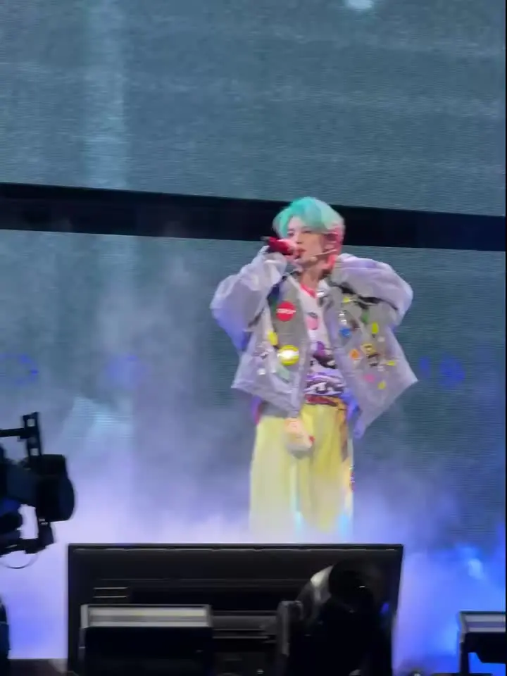 啊啊啊啊哥哥新发色好好看！！！ 什么颜色都能驾驭！！！