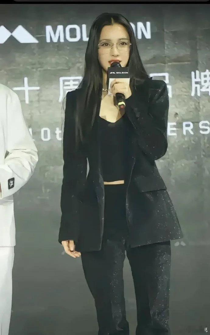 疯马秀后，为了复出，这是拼了？！这完全就像换了张脸、换了个人似的 ​​​