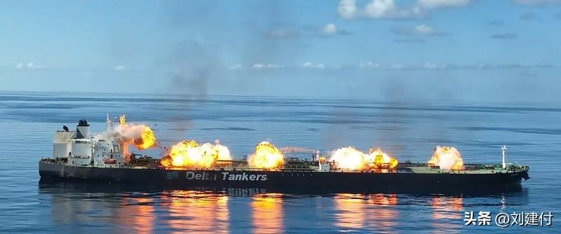伊朗袭击美国油轮 火光冲天 3月12日晚，霍尔木兹海峡可不太平。伊朗伊斯兰革命卫