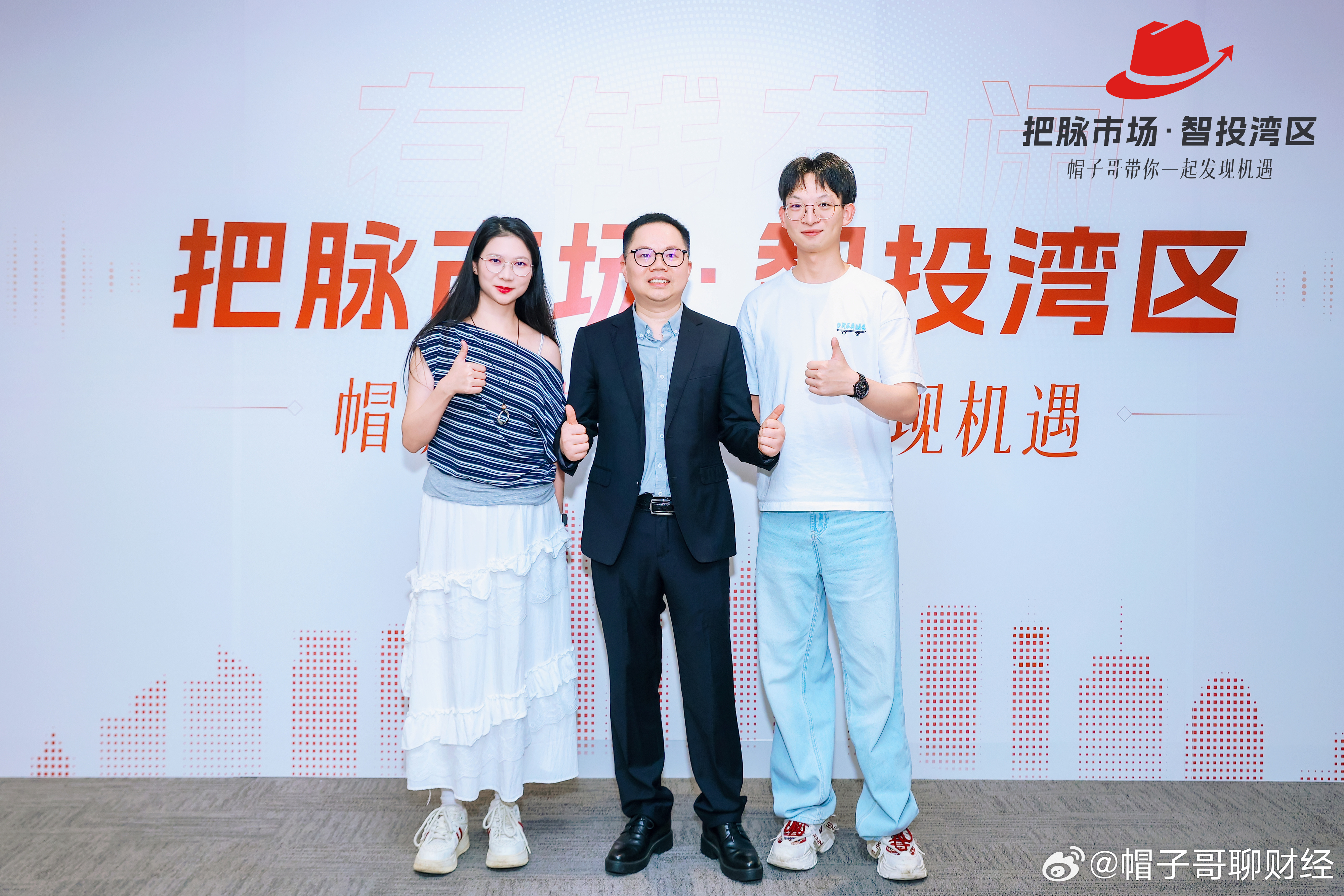 最感动的是昨天有很多夫妻过来，还有男女朋友、甚至有妈妈带着小孩来的，说实话投炒股