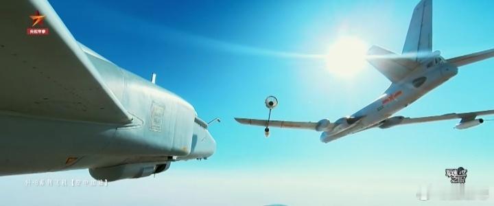 油6给歼侦8空中加油，歼侦8侦察吊舱窗口正打开 ​​​
