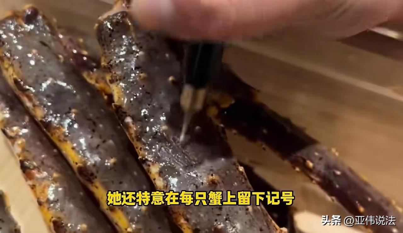 上海，女子去饭店吃饭，为了享受美食的口感，她特意带了三只帝王蟹让帮忙加工。女子担