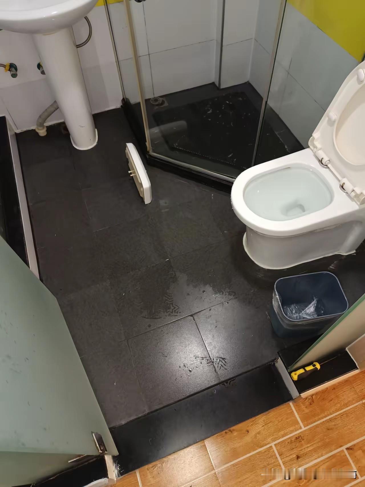 唉！挣的不多，一个酒店破保安，什么“单”都得接，啥都得干。
这不，马上凌晨1点，