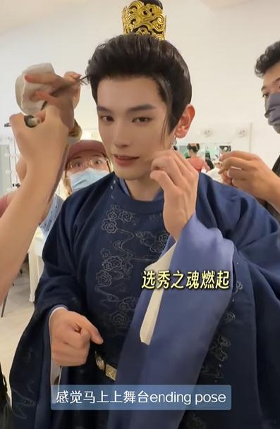 姚弛重回礼泰的一天vlog一整天的行程松弛又有氛围感，从化妆准备到现场和粉丝互动