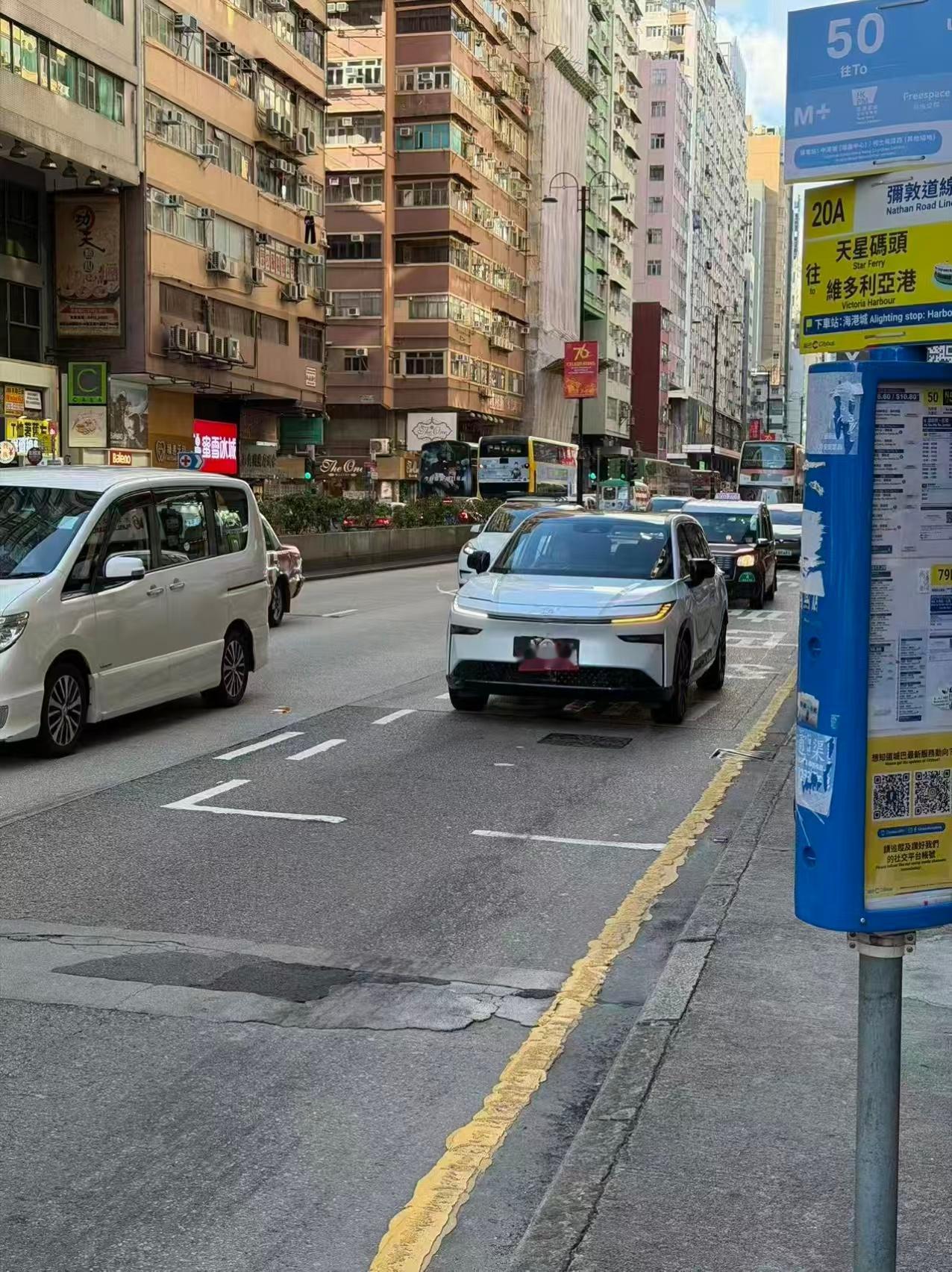 在香港的街头看到了铂智3X，这个车在国内卖的挺好的，昨天坐车的时候还有个同车的小